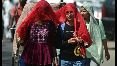 People protect themselves from the sun, in Prayagraj. (HT Photo) People protect themselves from the sun, in Prayagraj. (HT Photo)