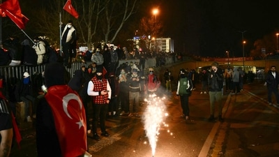 Thousands are still taking to the streets to push for early elections and the release of Imamoglu. In pic; Protesters wave Turkish flags and light flairs during a rally in support of Istanbul's arrested mayor, in Istanbul, on March 25, 2025.  (AFP)