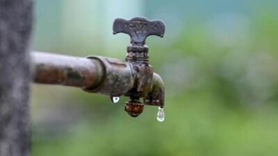 Water (Photo by DIPTENDU DUTTA / AFP) / TO GO WITH Asia-environment-river-India-climate,SCENE by Abhaya Srivastava (AFP)