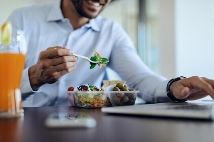 If you have been struggling with digestive discomforts like acidity, gas and bloating, slowing your pace might just be the key. By eating mindfully, you can also enjoy your food better compared to when you are eating mindlessly and just gobbling down your food.&nbsp; (Freepik)