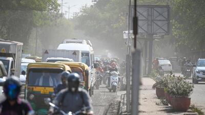 A spot check by HT on Thursday morning found the stretch from Panchsheel Park to Chirag Delhi was enveloped in dust, as vehicles moved at a snail’s pace and pedestrians covered their faces to evade dust. (Sanchit Khanna/HT Photo) A spot check by HT on Thursday morning found the stretch from Panchsheel Park to Chirag Delhi was enveloped in dust, as vehicles moved at a snail’s pace and pedestrians covered their faces to evade dust. (Sanchit Khanna/HT Photo)