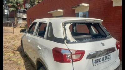 Congress councillor Usha Rani’s damaged vehicle, which was pelted with stones and bricks. (HT Photo) Congress councillor Usha Rani’s damaged vehicle, which was pelted with stones and bricks. (HT Photo)