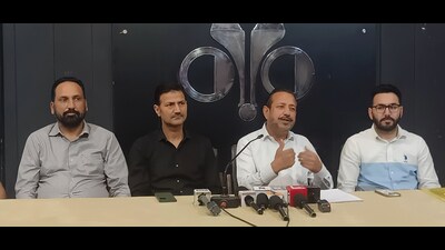 Darshan Singh Kler, president of the Chandigarh Wine Contractor Association, addressing the media in Chandigarh on Thursday. (Keshav Singh/HT) Darshan Singh Kler, president of the Chandigarh Wine Contractor Association, addressing the media in Chandigarh on Thursday. (Keshav Singh/HT)