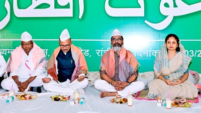 Jharkhand CM Hemant Soren with his wife Kalpana Soren and others during an Iftar party in Ranchi. (ANI) Jharkhand CM Hemant Soren with his wife Kalpana Soren and others during an Iftar party in Ranchi. (ANI)
