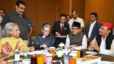 Samajwadi Party Chief Akhilesh Yadav with Congress leader Sonia Gandhi and Rajya Sabha MP Jaya Bachchan during an 'Iftaar'. (@yadavakhilesh ) Samajwadi Party Chief Akhilesh Yadav with Congress leader Sonia Gandhi and Rajya Sabha MP Jaya Bachchan during an 'Iftaar'. (@yadavakhilesh )