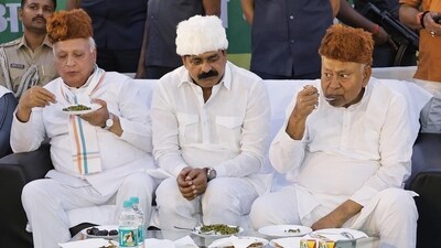 Bihar Chief Minister Nitish Kumar, along with Bihar Governor Arif Mohammad Khan and others, during an Iftar Party in Ramadan at the residence of Bihar Minister Jama Khan in Patna. (HT Photo)