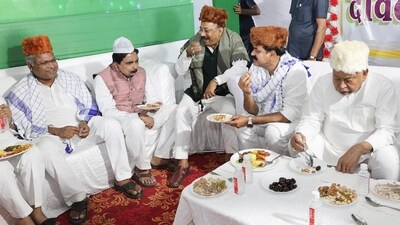 Bihar Chief Minister Nitish Kumar during an Iftar party with the chairman of Bihar Rajya Shiya Waqf Board, Syed Afzal Abbas. (HT Photo)