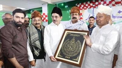 Bihar Chief Minister Nitish Kumar being honoured during an Iftar party in the holy month of the Ramadan by chairman of Bihar Rajya Shiya Waqf Board, Syed Afzal Abbas. (HT Photo)
