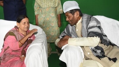 Former Bihar Chief Minister Rabri Devi with Rashtriya Lok Janshakti Party president Pashupati Kumar Paras during an Iftar party at the residence of RJD leader Abdul Bari Siddhiki in Patna. (HT Photo)