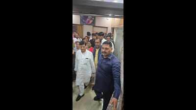 SP general secretary Shivpal Yadav with family members at house of SP MP Ramjilal Suman in Agra on Thursday. (HT Photo) SP general secretary Shivpal Yadav with family members at house of SP MP Ramjilal Suman in Agra on Thursday. (HT Photo)