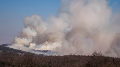 PUMPKINTOWN, SOUTH CAROLINA - MARCH 26: Smoke rises from the Table Rock Complex fire as seen from Sassafras Mountain on March 26, 2025 in Pumpkintown, South Carolina. Drought-like conditions and high winds are fueling multiple wildfires that have triggered evacuations across northern South Carolina (Photo by Sean Rayford / GETTY IMAGES NORTH AMERICA / Getty Images via AFP) (Getty Images via AFP) PUMPKINTOWN, SOUTH CAROLINA - MARCH 26: Smoke rises from the Table Rock Complex fire as seen from Sassafras Mountain on March 26, 2025 in Pumpkintown, South Carolina. Drought-like conditions and high winds are fueling multiple wildfires that have triggered evacuations across northern South Carolina (Photo by Sean Rayford / GETTY IMAGES NORTH AMERICA / Getty Images via AFP) (Getty Images via AFP)