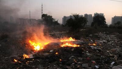 : To deter people from burning waste in the open, as it poses serious environmental and health risks, the Brihanmumbai Municipal Corporation (BMC) has decided to increase the fine amount tenfold, from ₹100 to ₹1,000. (HT) : To deter people from burning waste in the open, as it poses serious environmental and health risks, the Brihanmumbai Municipal Corporation (BMC) has decided to increase the fine amount tenfold, from ₹100 to ₹1,000. (HT)