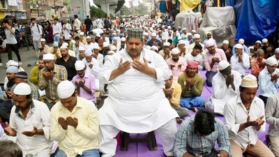 Patna, Bihar, India -March .21, 2025: Devotees offering Friday Namaz in the holy month of Ramadan in front of a mosque near Patna Junction, Bihar, India, Friday,21, 2025. (Photo by Santosh Kumar/ Hindustan Times)