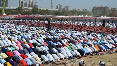 In Gurugram, Muslim devotees offer the holy Namaz on the last Friday of the holy month of Ramadan at an empty ground in sector-29 near Leisure Valley Park. (Parveen Kumar/Hindustan Times) In Gurugram, Muslim devotees offer the holy Namaz on the last Friday of the holy month of Ramadan at an empty ground in sector-29 near Leisure Valley Park. (Parveen Kumar/Hindustan Times)