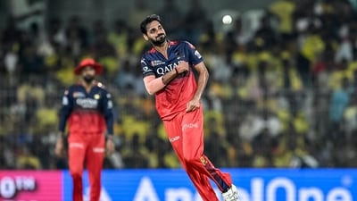 Senior fast bowlers Bhuvneshwar Kumar and Josh Hazlewood delivered a body blow to the CSK chase in the powerplay itself. Bhuvneshwar made his RCB and returned figures of 1/20 in three overs.  (AFP)