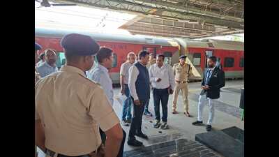 Divisional railway manager (DRM) of Pune division, Central Railway (CR), Rajesh Kumar Verma, on Friday reviewed the Pune railway station premises. (HT PHOTO) Divisional railway manager (DRM) of Pune division, Central Railway (CR), Rajesh Kumar Verma, on Friday reviewed the Pune railway station premises. (HT PHOTO)