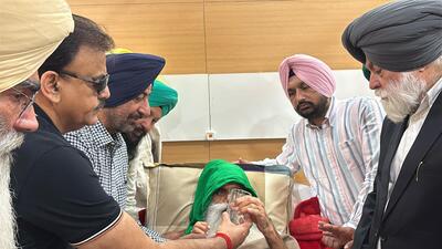 Farmer leader Jagjit Singh Dallewal drinks water at the Park Hospital in Patiala on Friday. (HT Photo)