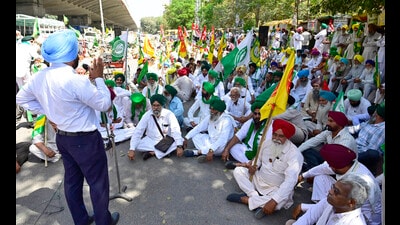 Farmer unions raising slogans against the state government during the protest outside the DC office in Ludhiana on Friday. (Gurpreet Singh/HT) Farmer unions raising slogans against the state government during the protest outside the DC office in Ludhiana on Friday. (Gurpreet Singh/HT)