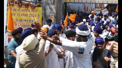 Police stop protesters from moving towards Shiromani Gurdwara Parbandhak Committee (SGPC) headquarters in Amritsar on Friday. (Sameer Sehgal/HT) Police stop protesters from moving towards Shiromani Gurdwara Parbandhak Committee (SGPC) headquarters in Amritsar on Friday. (Sameer Sehgal/HT)