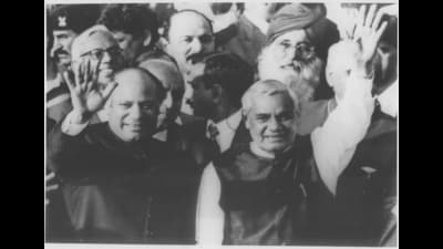 Prime Minister Atal Bihari Vajpayee with Pakistan PM Nawaz Sharif at Wagah Border on February 20, 1999. (HT Archive)