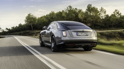 Designed for customers desiring luxury alongside a spirited driving experience, the Black Badge Spectre is an incarnation of the insights from Rolls-Royce engineers who analysed driving data from current Spectre owners. The analysis showed a preference for brief power bursts instead of prolonged acceleration. This has been taken care of with the development of the vehicle's drivetrain. Designed for customers desiring luxury alongside a spirited driving experience, the Black Badge Spectre is an incarnation of the insights from Rolls-Royce engineers who analysed driving data from current Spectre owners. The analysis showed a preference for brief power bursts instead of prolonged acceleration. This has been taken care of with the development of the vehicle's drivetrain.