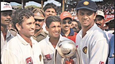Sachin Tendulkar and SS Das with Rahul Dravid with the Border Gavaskar trophy in 2001. (Hindustan Times) Sachin Tendulkar and SS Das with Rahul Dravid with the Border Gavaskar trophy in 2001. (Hindustan Times)