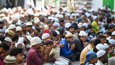 Devotees gather in large numbers to celebrate the last holy Friday of Ramadan, which is deemed to be the holiest month in Islamic calender. (Photo by Sunil Ghosh / Hindustan Times) Devotees gather in large numbers to celebrate the last holy Friday of Ramadan, which is deemed to be the holiest month in Islamic calender. (Photo by Sunil Ghosh / Hindustan Times)