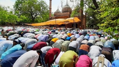 Muslims all over India come together to offer the last Friday Namaz of the holy month of Ramadan. The last Friday is called as Jamat ul-Vida, which translates to 'Friday of farewell'. It is a holy Friday prayer as it is right before Eid, and bid farewell to the month of Ramadan. (HT Photo/Vipin Kumar) Muslims all over India come together to offer the last Friday Namaz of the holy month of Ramadan. The last Friday is called as Jamat ul-Vida, which translates to 'Friday of farewell'. It is a holy Friday prayer as it is right before Eid, and bid farewell to the month of Ramadan. (HT Photo/Vipin Kumar)