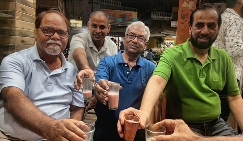 Participants enjoying Kashmiri Chai during the food walk Participants enjoying Kashmiri Chai during the food walk