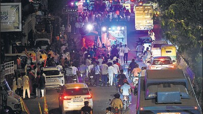 A procession near Kalkaji temple on Saturday. (Sanjeev Verma/HT Photo) A procession near Kalkaji temple on Saturday. (Sanjeev Verma/HT Photo)