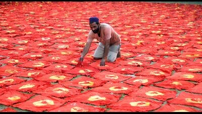 Dyers busy making chunaris and cotton thread ‘kalainaras’ ahead of Navratri in Lalgopalganj area of Prayagraj (Anil Kumar Maurya/HT) Dyers busy making chunaris and cotton thread ‘kalainaras’ ahead of Navratri in Lalgopalganj area of Prayagraj (Anil Kumar Maurya/HT)