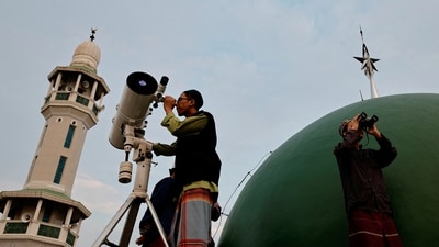 Eid 2025 moon sighting: In this file photo, Muslim men look for the position of the moon on the roof of Al-Musyari'in mosque in Jakarta, Indonesia. Shawwal 1446 AH or Eid-ul-Fitr 2025 crescent not sighted in Indonesia. (File Photo/REUTERS/Willy Kurniawan)