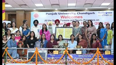 Government College of Yoga Education and Health students receiving the honours at Panjab University. (HT Photo)