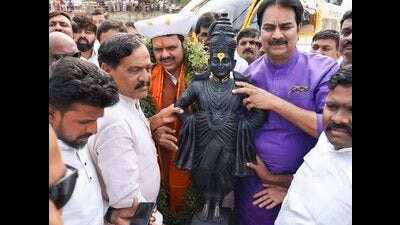 Maharashtra Chief Minister Devendra Fadnavis being welcomed upon his arrival at Indapur, in Pune district. (@CMOMaharashtra) Maharashtra Chief Minister Devendra Fadnavis being welcomed upon his arrival at Indapur, in Pune district. (@CMOMaharashtra)