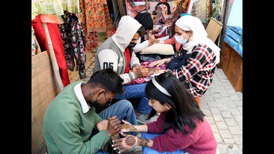 People get their palms adorned with heena ahead of Eid, at a market in Srinagar on Saturday. (ANI) People get their palms adorned with heena ahead of Eid, at a market in Srinagar on Saturday. (ANI)