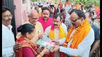 Uttar Pradesh deputy CM Brajesh Pathak apprising residents of Ramji Lal Patel Nagar ward of Yogi government’s achievements in Lucknow on March 29. (Sourced) Uttar Pradesh deputy CM Brajesh Pathak apprising residents of Ramji Lal Patel Nagar ward of Yogi government’s achievements in Lucknow on March 29. (Sourced)
