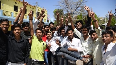 Class 10 students of Bihar celebrating their success outside DAV high school Danapur in Patna after declaration of BSEB Matric result 2025. (Santosh Kumar ) Class 10 students of Bihar celebrating their success outside DAV high school Danapur in Patna after declaration of BSEB Matric result 2025. (Santosh Kumar )