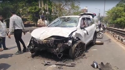 The accident happened at 1:15 pm on Mumbai's Senapati Bapat flyover on Saturday. (HT photo) The accident happened at 1:15 pm on Mumbai's Senapati Bapat flyover on Saturday. (HT photo)