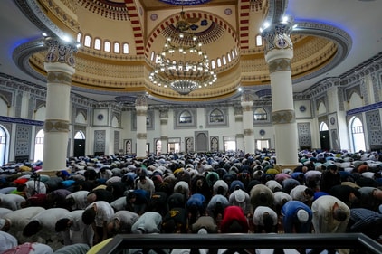 Muslims attend last Friday prayers during the holy fasting month of Ramadan at Al Farooq Omar Bin Al Khattab mosque in Dubai, United Arab Emirates, Friday, March 28, 2025. (AP Photo/Altaf Qadri) (AP) Muslims attend last Friday prayers during the holy fasting month of Ramadan at Al Farooq Omar Bin Al Khattab mosque in Dubai, United Arab Emirates, Friday, March 28, 2025. (AP Photo/Altaf Qadri) (AP)