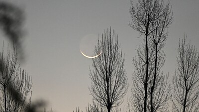 A view of the crescent moon as seen from Srinagar on Srinagar. (Waseem Andrabi /HT) A view of the crescent moon as seen from Srinagar on Srinagar. (Waseem Andrabi /HT)