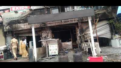According to fire brigade officials, the incident was reported at around 4:14 pm at Saiba Hotel in KK Market area. (HT PHOTO)