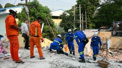 Chinese rescue team members (in blue) search for victims trapped in the rubble of a damaged temple in Mandalay on March 30, 2025. In China, twelve people have been injured due to the earthquake, said the country's state media on Sunday. (AFP) Chinese rescue team members (in blue) search for victims trapped in the rubble of a damaged temple in Mandalay on March 30, 2025. In China, twelve people have been injured due to the earthquake, said the country's state media on Sunday. (AFP)