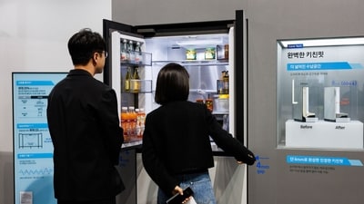 Attendees look at a Samsung Electronics Co. AI refrigerator during the company's Bespoke AI event in Seoul, South Korea, on Friday, March 28, 2025. Samsung pledged to strengthen its position in the high-bandwidth memory chip market this year, in response to shareholder criticism over its underperformance in the lucrative artificial intelligence arena. (Bloomberg) Attendees look at a Samsung Electronics Co. AI refrigerator during the company's Bespoke AI event in Seoul, South Korea, on Friday, March 28, 2025. Samsung pledged to strengthen its position in the high-bandwidth memory chip market this year, in response to shareholder criticism over its underperformance in the lucrative artificial intelligence arena. (Bloomberg)