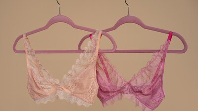 Doctors have debunked the claim that wearing a bra with an underwire can cause breast cancer, finding no link between bra-wearing patterns and cancer risk. Doctors have debunked the claim that wearing a bra with an underwire can cause breast cancer, finding no link between bra-wearing patterns and cancer risk.