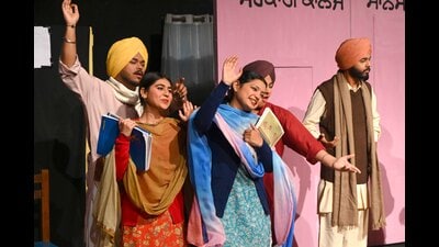 A special performance by Sindhi singer Saral Roshan uplifted the energy of the audience.  (REPRESENTATIVE PIC)