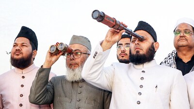 Members of the All-India Muslim Personal Law Board, Aishbagh Eidgah Imam Maulana Khalid Rasheed and others attempt to see the crescent moon of Eid al-Fitr, in Lucknow on Sunday. (ANI) Members of the All-India Muslim Personal Law Board, Aishbagh Eidgah Imam Maulana Khalid Rasheed and others attempt to see the crescent moon of Eid al-Fitr, in Lucknow on Sunday. (ANI)
