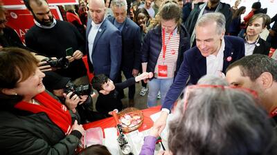 Canada's Prime Minister and Liberal Party leader Mark Carney greets volunteers and supporters during a stop at his campaign office in Ottawa, Ontario, on Saturday. (REUTERS) Canada's Prime Minister and Liberal Party leader Mark Carney greets volunteers and supporters during a stop at his campaign office in Ottawa, Ontario, on Saturday. (REUTERS)
