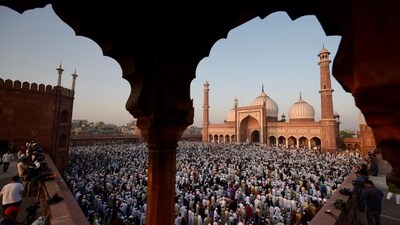 Thousands of Muslims gathered at Delhi's iconic Jama Masjid on Monday morning to offer Eid prayers. (Raj K Raj/HT) Thousands of Muslims gathered at Delhi's iconic Jama Masjid on Monday morning to offer Eid prayers. (Raj K Raj/HT)