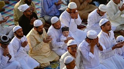 To ensure smooth conduct of the festival, four police teams, along with paramilitary forces and senior officials, were deployed at Jama Masjid. (Raj K Raj/HT) To ensure smooth conduct of the festival, four police teams, along with paramilitary forces and senior officials, were deployed at Jama Masjid. (Raj K Raj/HT)