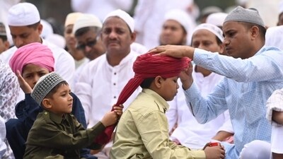 Muslim devotees offer prayer (namaz) on the occasion of Eid-ul-Fitr at Red Road in Kolkata on March 31, 2025. West Bengal chief minister Mamata Banerjee said during Eid prayers in Kolkata that provocations are being made to fuel riots in Bengal and urged the people of the state to not fall into these traps. (Samir Jana/HT) Muslim devotees offer prayer (namaz) on the occasion of Eid-ul-Fitr at Red Road in Kolkata on March 31, 2025. West Bengal chief minister Mamata Banerjee said during Eid prayers in Kolkata that provocations are being made to fuel riots in Bengal and urged the people of the state to not fall into these traps. (Samir Jana/HT)